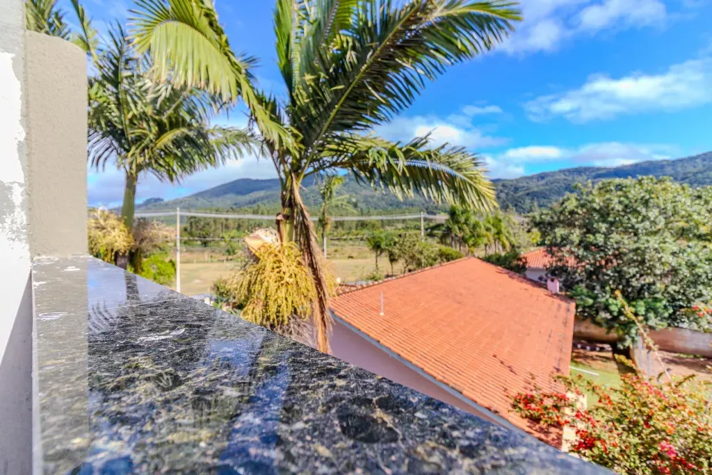 Sobrado novo com 2 suítes e 1 vaga de garagem, Sertão do Trombudo em Itapema/SC