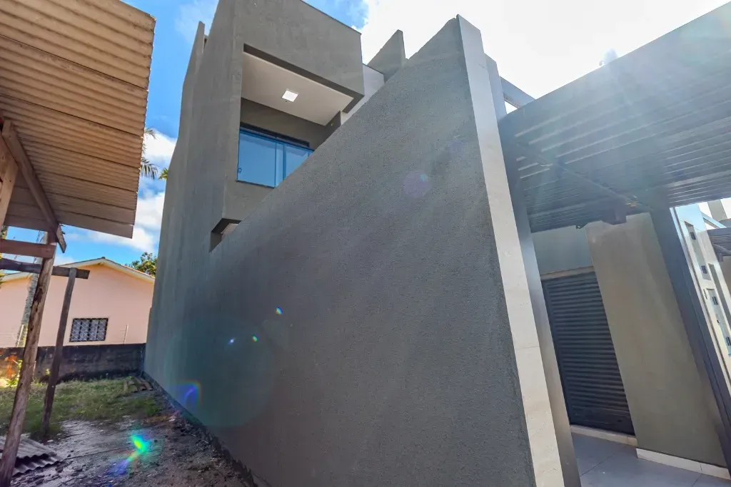 Sobrado novo com 2 suítes e 1 vaga de garagem, Sertão do Trombudo em Itapema/SC