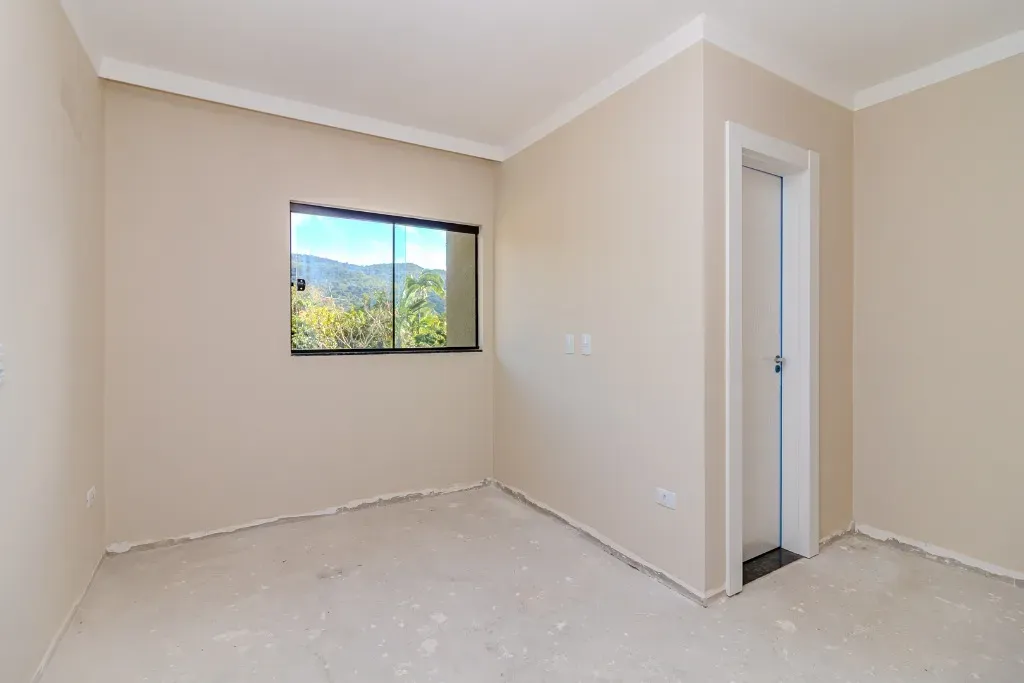 Sobrado novo com 2 suítes e 1 vaga de garagem, Sertão do Trombudo em Itapema/SC