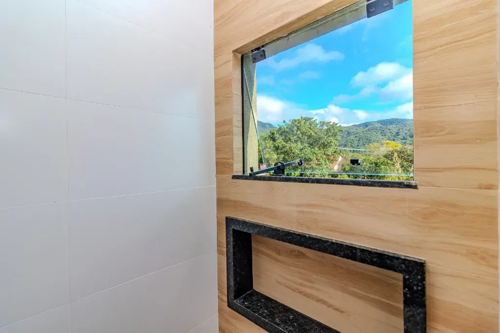 Sobrado novo com 2 suítes e 1 vaga de garagem, Sertão do Trombudo em Itapema/SC