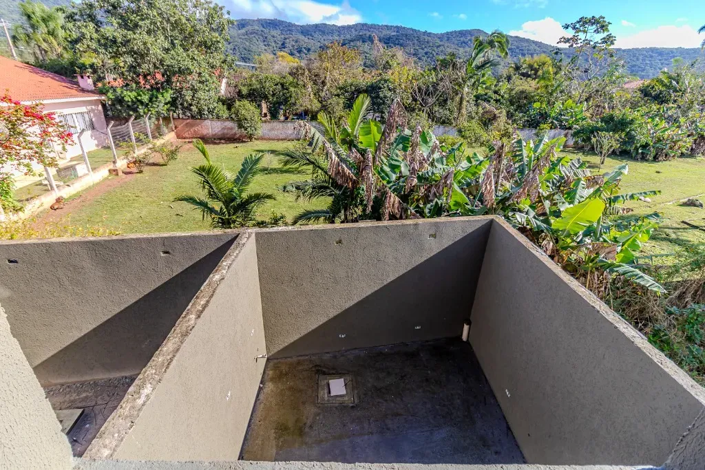 Sobrado novo com 2 suítes e 1 vaga de garagem, Sertão do Trombudo em Itapema/SC