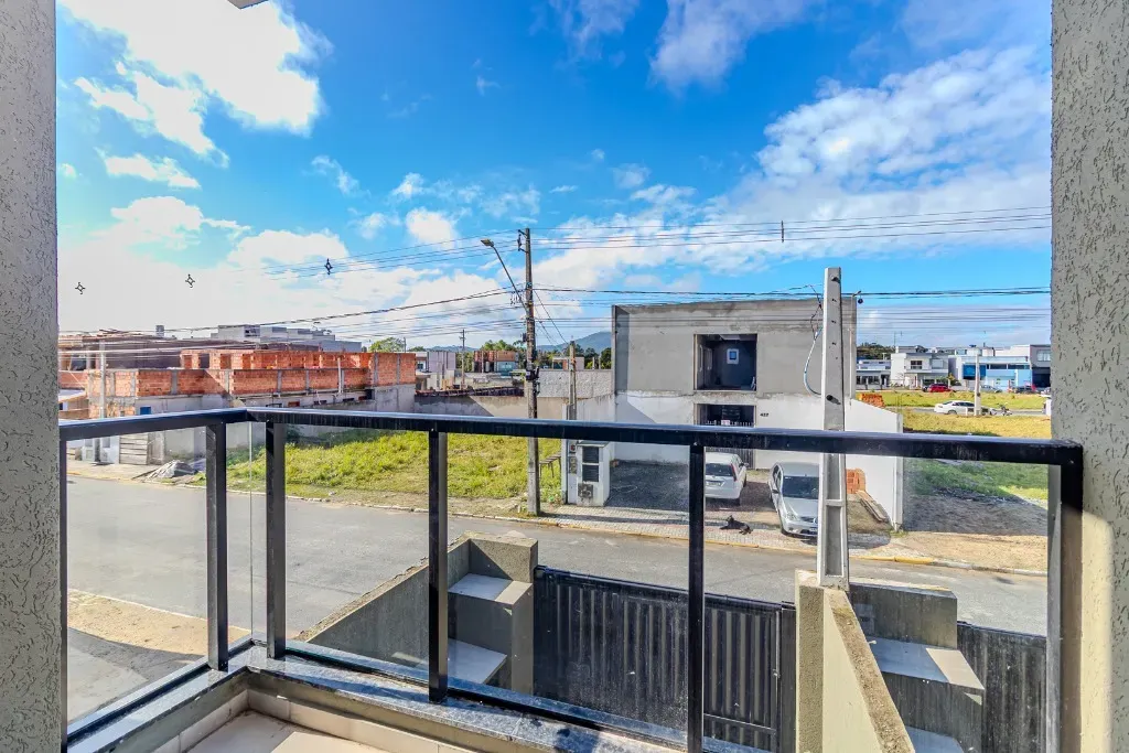 Sobrado novo com 2 suítes e 1 vaga de garagem, Sertão do Trombudo em Itapema/SC