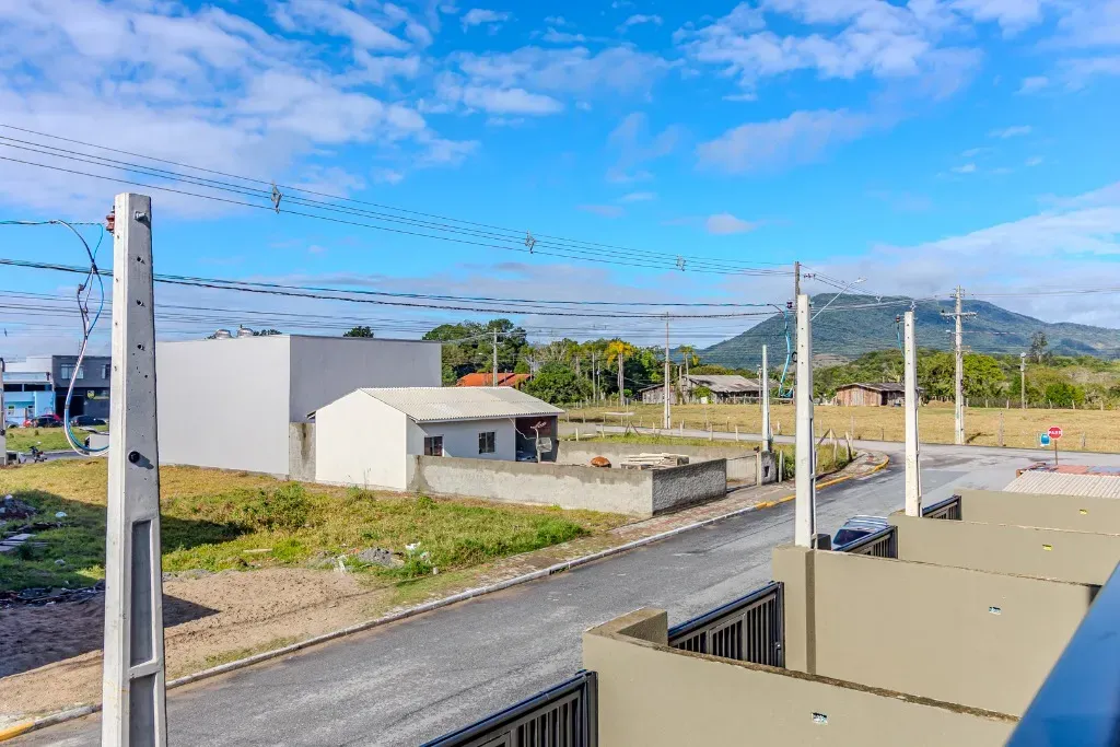 Sobrado novo com 2 suítes e 1 vaga de garagem, Sertão do Trombudo em Itapema/SC