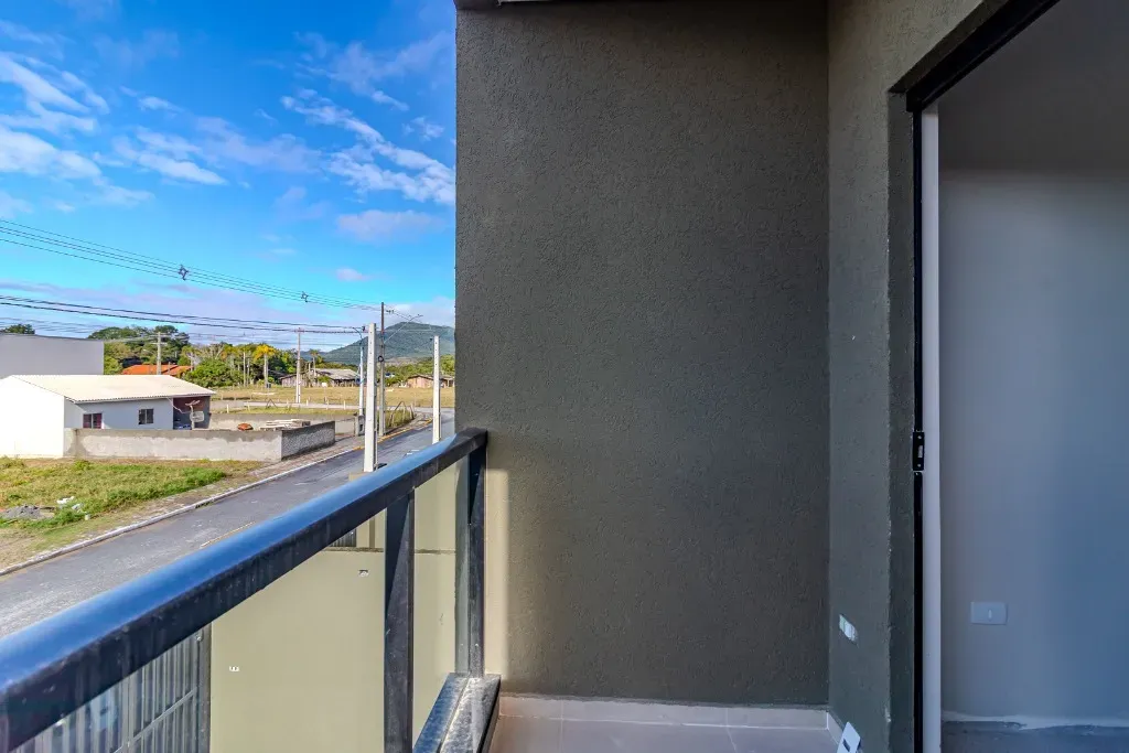 Sobrado novo com 2 suítes e 1 vaga de garagem, Sertão do Trombudo em Itapema/SC