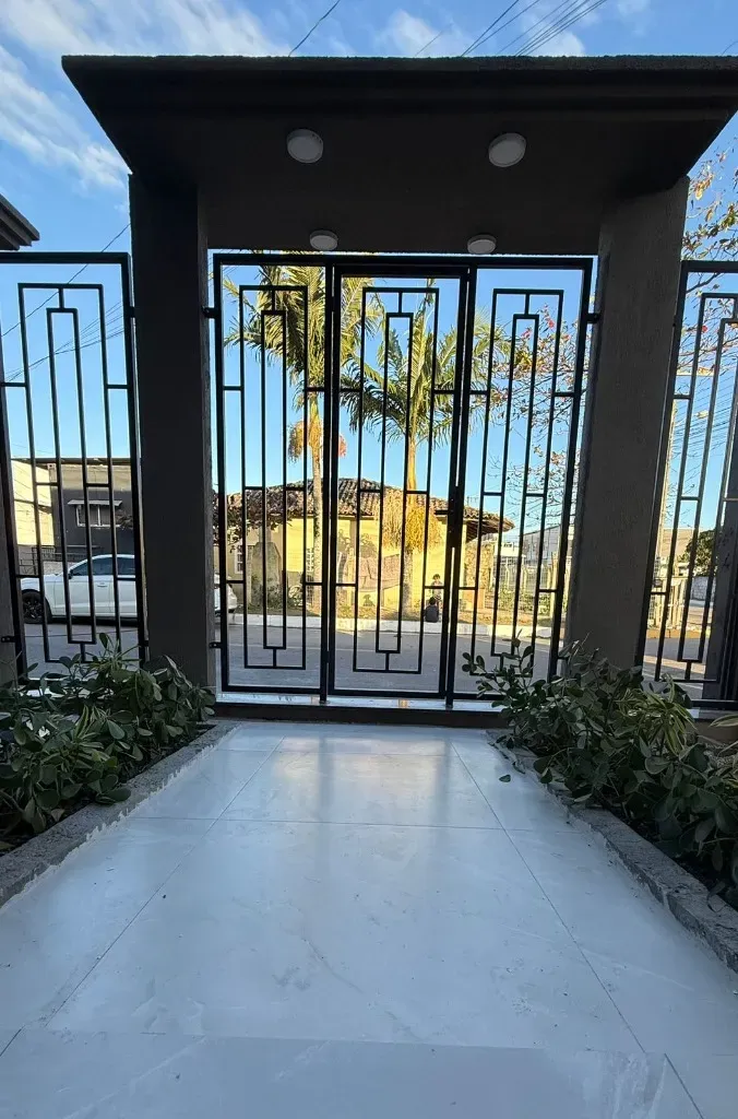 Casa nova mobiliada com 2 suítes e 2 vagas + Sala Comercial no Bairro Morretes, Itapema/SC