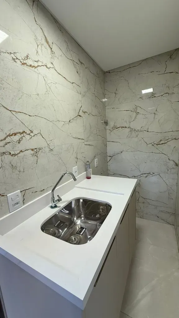 Casa nova mobiliada com 2 suítes e 2 vagas + Sala Comercial no Bairro Morretes, Itapema/SC