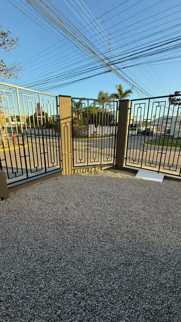 Casa nova mobiliada com 2 suítes e 2 vagas + Sala Comercial no Bairro Morretes, Itapema/SC