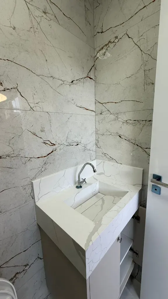 Casa nova mobiliada com 2 suítes e 2 vagas + Sala Comercial no Bairro Morretes, Itapema/SC