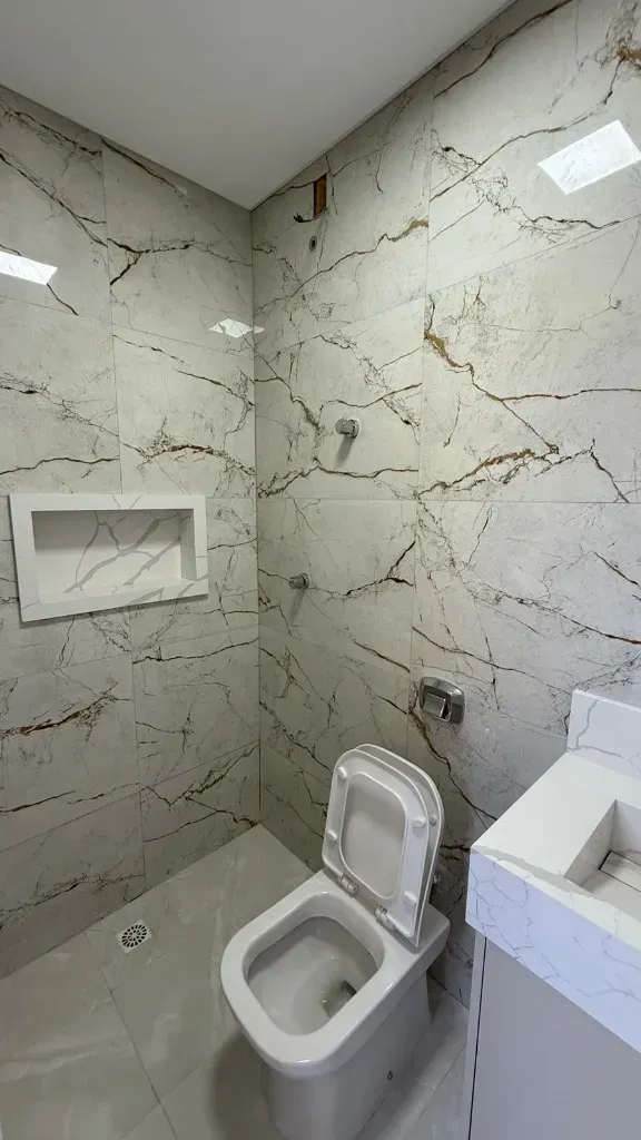 Casa nova mobiliada com 2 suítes e 2 vagas + Sala Comercial no Bairro Morretes, Itapema/SC