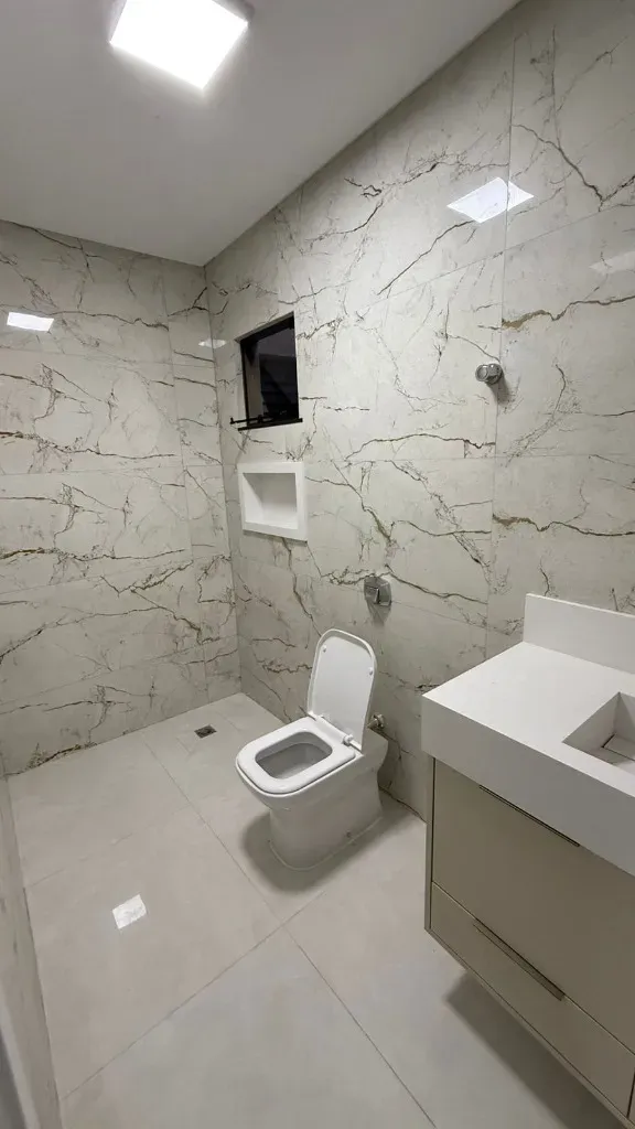 Casa nova mobiliada com 2 suítes e 2 vagas + Sala Comercial no Bairro Morretes, Itapema/SC