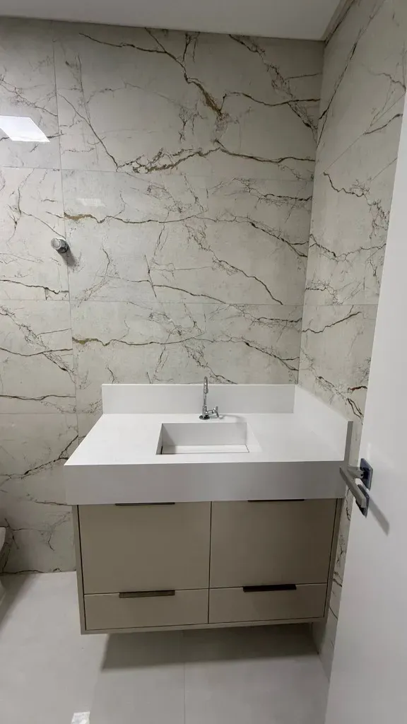 Casa nova mobiliada com 2 suítes e 2 vagas + Sala Comercial no Bairro Morretes, Itapema/SC