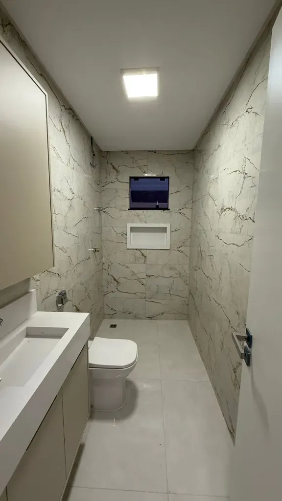 Casa nova mobiliada com 2 suítes e 2 vagas + Sala Comercial no Bairro Morretes, Itapema/SC