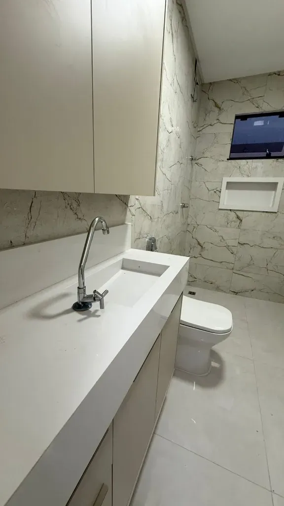 Casa nova mobiliada com 2 suítes e 2 vagas + Sala Comercial no Bairro Morretes, Itapema/SC