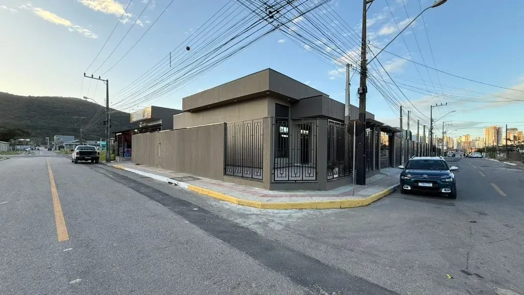 Casa nova mobiliada com 2 suítes e 2 vagas + Sala Comercial no Bairro Morretes, Itapema/SC