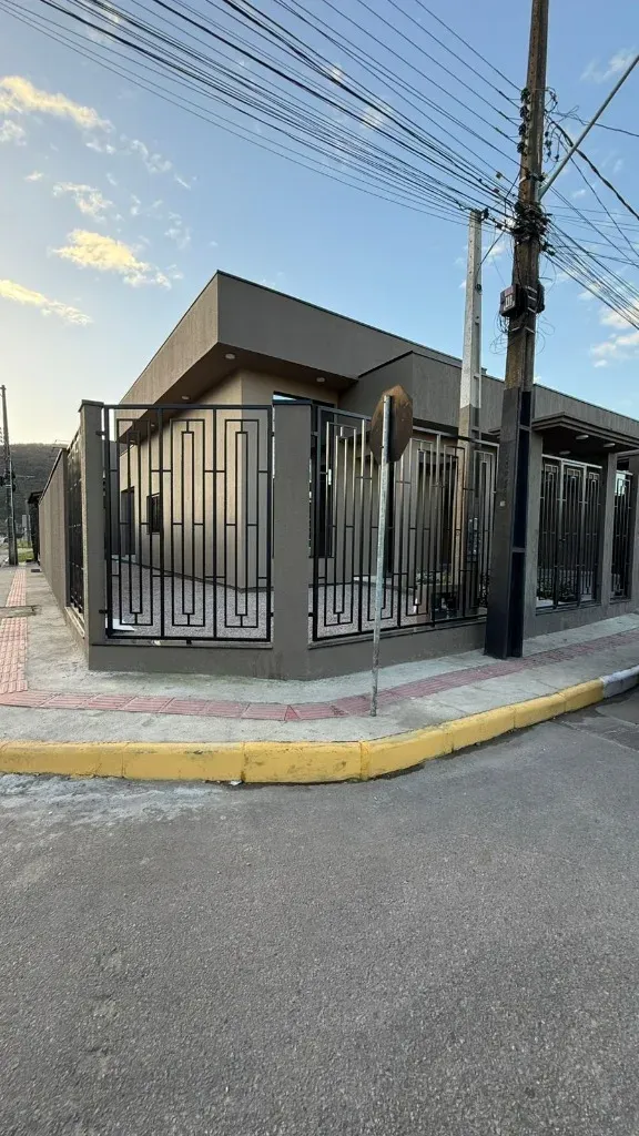 Casa nova mobiliada com 2 suítes e 2 vagas + Sala Comercial no Bairro Morretes, Itapema/SC