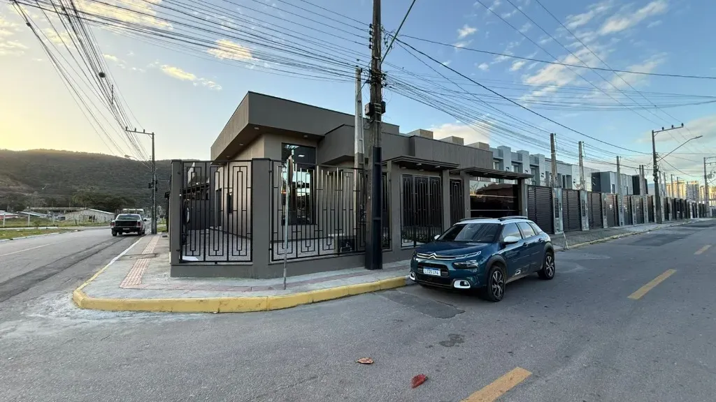 Casa nova mobiliada com 2 suítes e 2 vagas + Sala Comercial no Bairro Morretes, Itapema/SC
