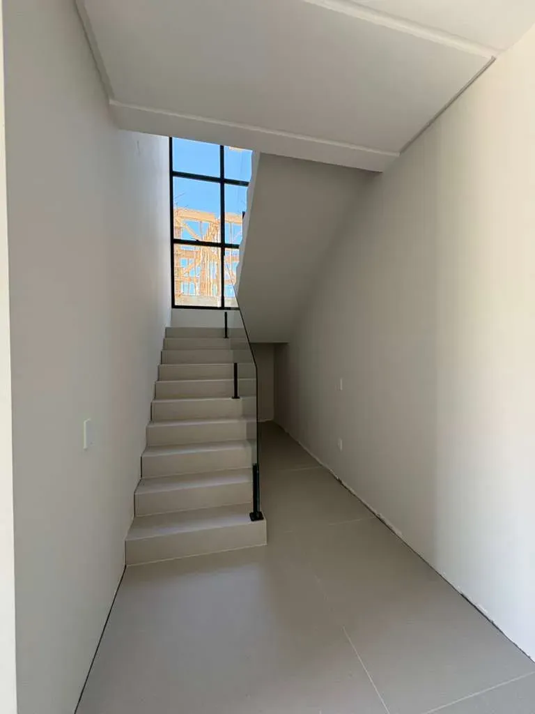 Casa alto padrão em condomínio fechado com 4 suítes e 4 vagas de garagem em Camboriú/SC