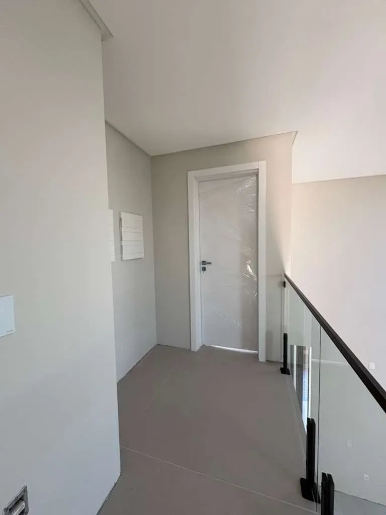 Casa alto padrão em condomínio fechado com 4 suítes e 4 vagas de garagem em Camboriú/SC