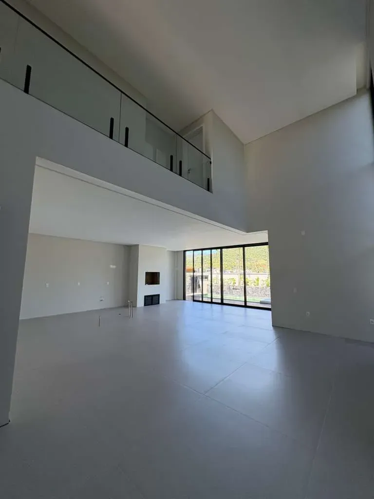 Casa alto padrão em condomínio fechado com 4 suítes e 4 vagas de garagem em Camboriú/SC