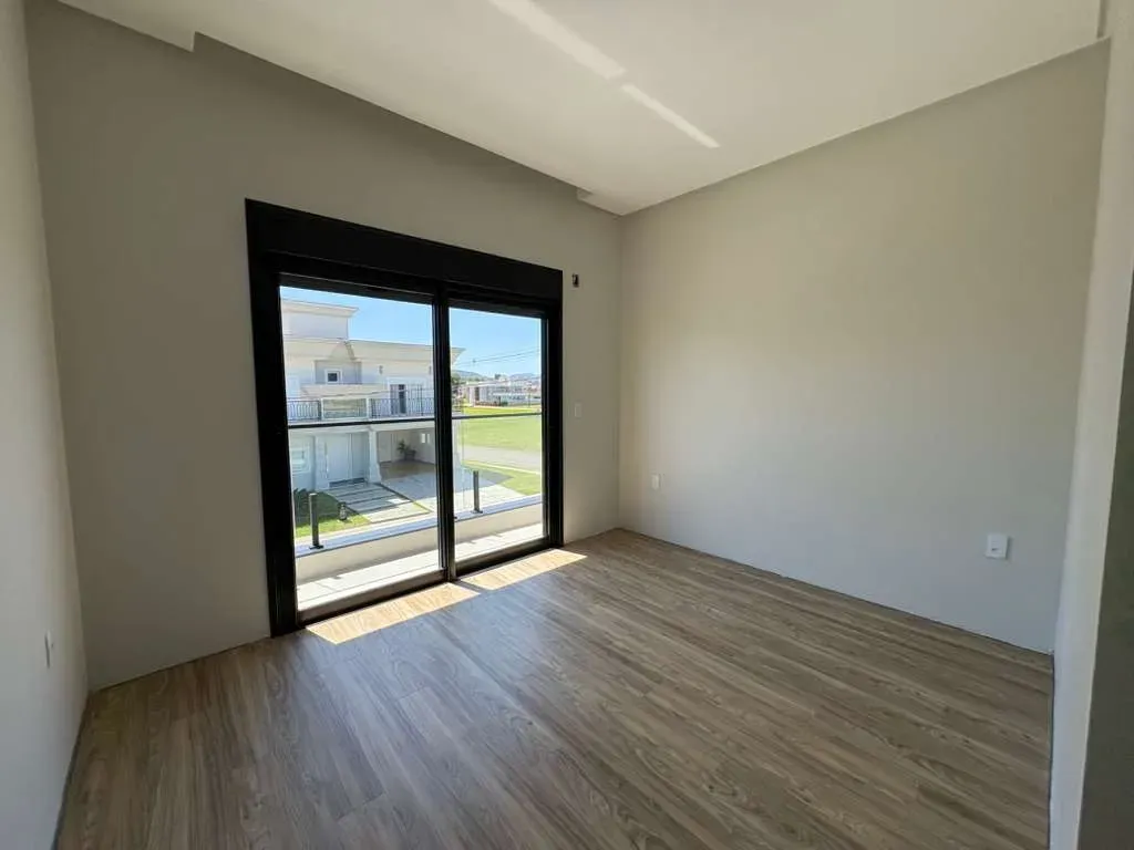 Casa alto padrão em condomínio fechado com 4 suítes e 4 vagas de garagem em Camboriú/SC