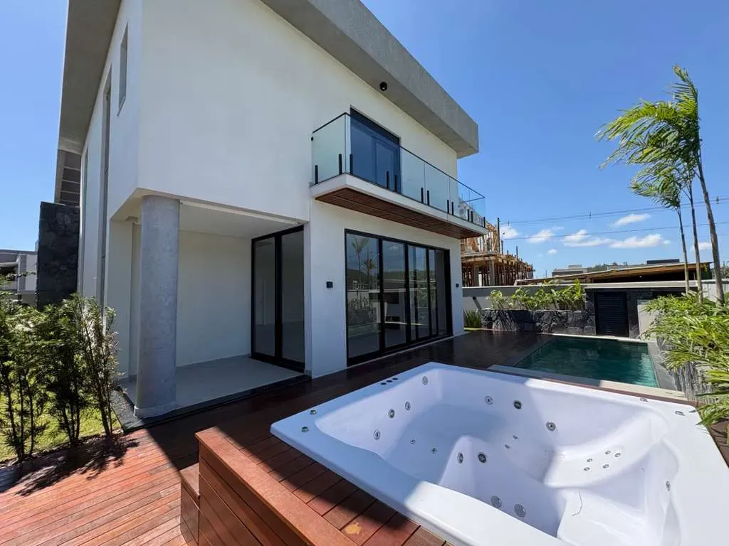 Casa alto padrão em condomínio fechado com 4 suítes e 4 vagas de garagem em Camboriú/SC