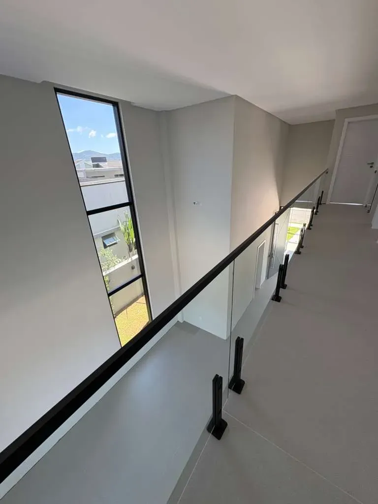 Casa alto padrão em condomínio fechado com 4 suítes e 4 vagas de garagem em Camboriú/SC