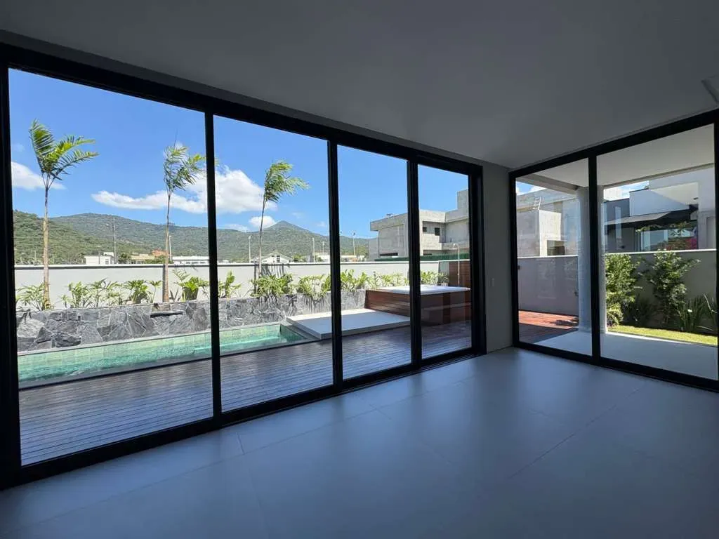 Casa alto padrão em condomínio fechado com 4 suítes e 4 vagas de garagem em Camboriú/SC
