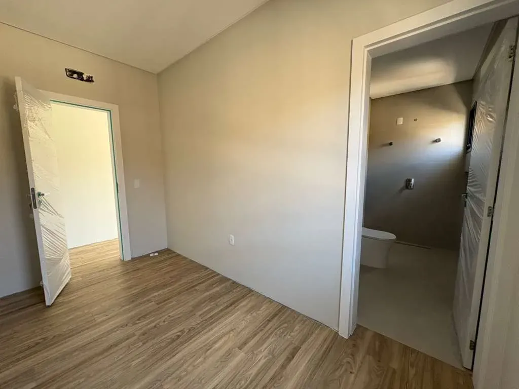 Casa alto padrão em condomínio fechado com 4 suítes e 4 vagas de garagem em Camboriú/SC