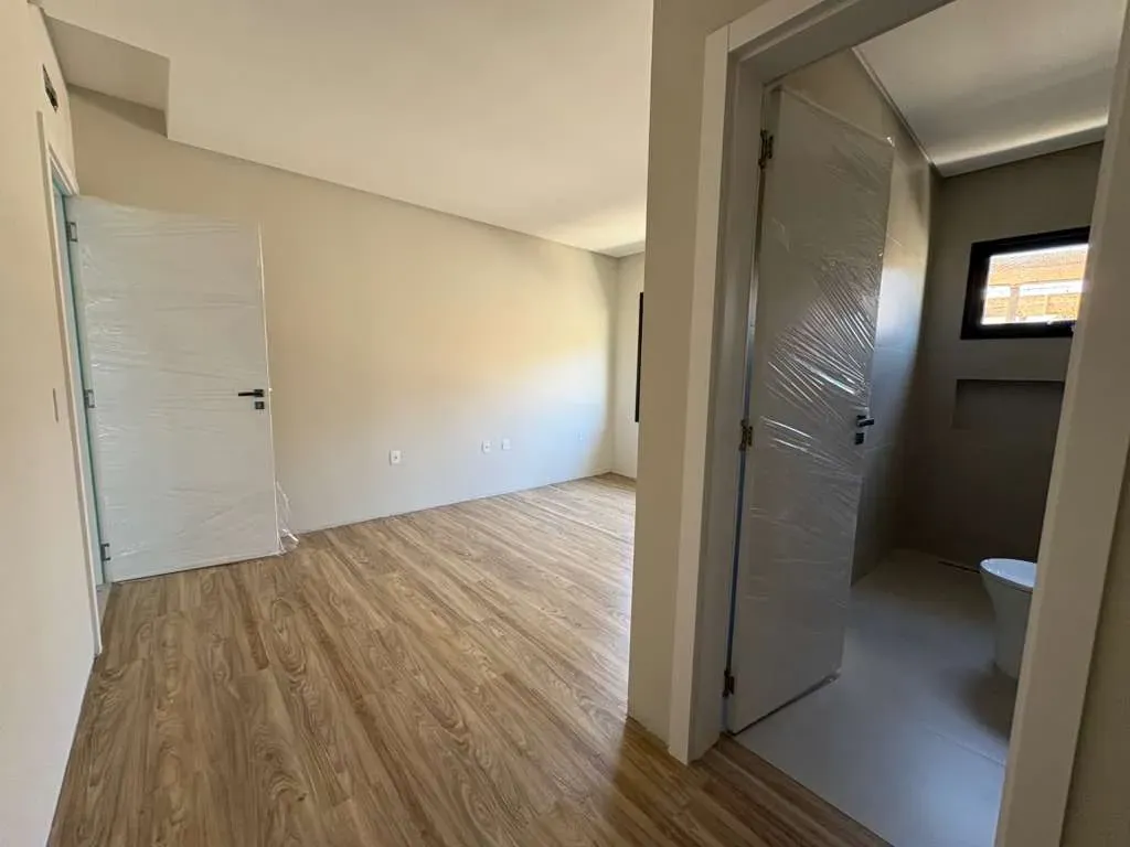 Casa alto padrão em condomínio fechado com 4 suítes e 4 vagas de garagem em Camboriú/SC