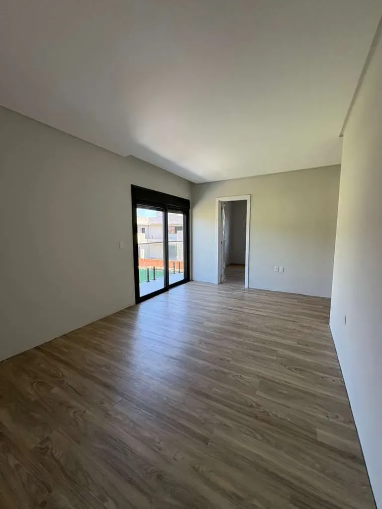 Casa alto padrão em condomínio fechado com 4 suítes e 4 vagas de garagem em Camboriú/SC