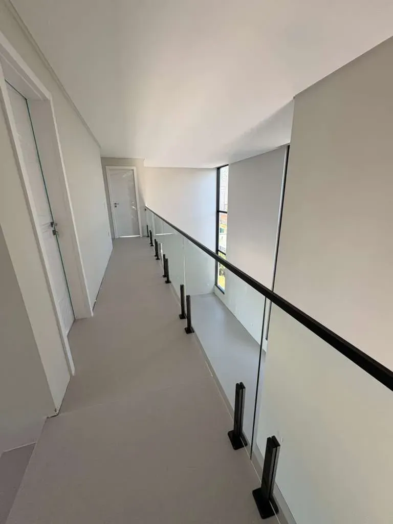 Casa alto padrão em condomínio fechado com 4 suítes e 4 vagas de garagem em Camboriú/SC