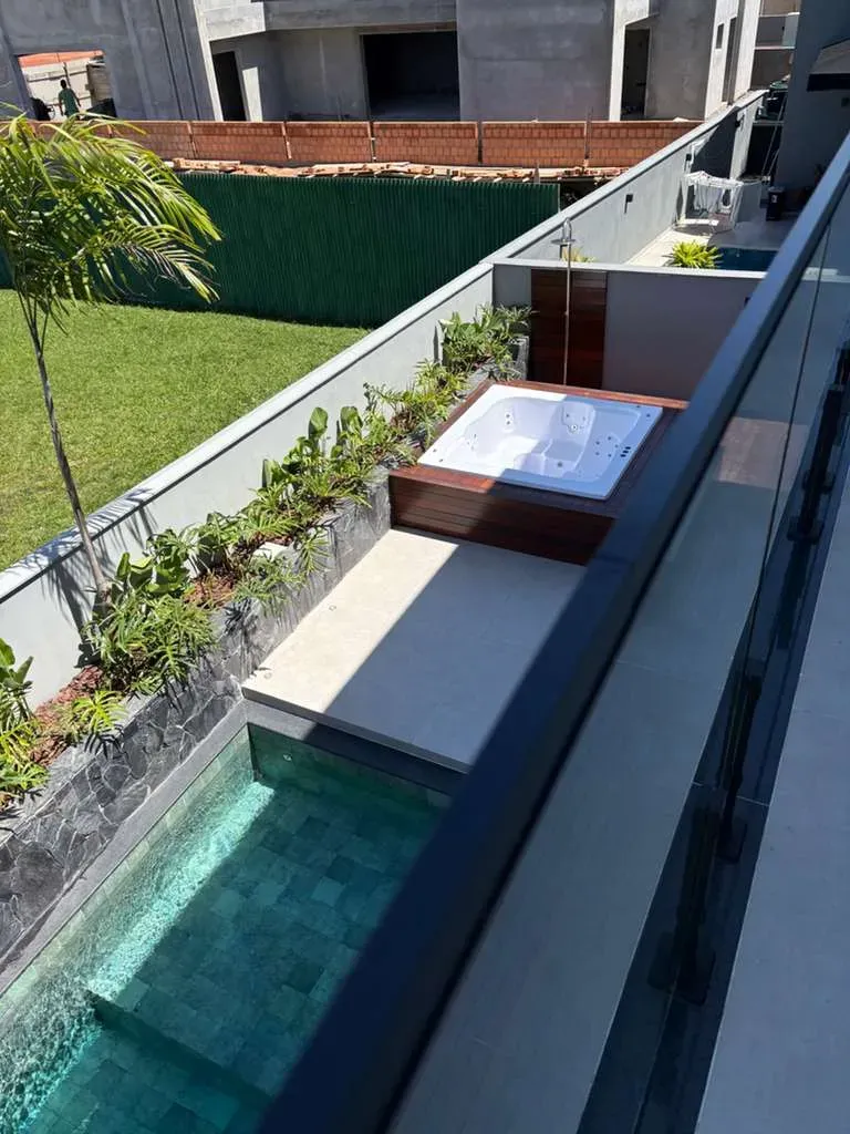 Casa alto padrão em condomínio fechado com 4 suítes e 4 vagas de garagem em Camboriú/SC