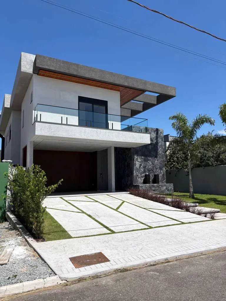 Casa alto padrão em condomínio fechado com 4 suítes e 4 vagas de garagem em Camboriú/SC