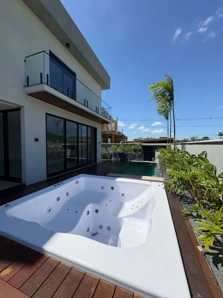 Casa alto padrão em condomínio fechado com 4 suítes e 4 vagas de garagem em Camboriú/SC