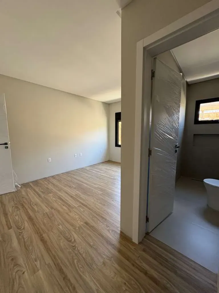 Casa alto padrão em condomínio fechado com 4 suítes e 4 vagas de garagem em Camboriú/SC