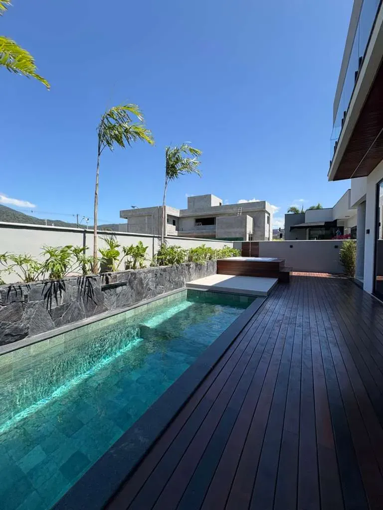 Casa alto padrão em condomínio fechado com 4 suítes e 4 vagas de garagem em Camboriú/SC