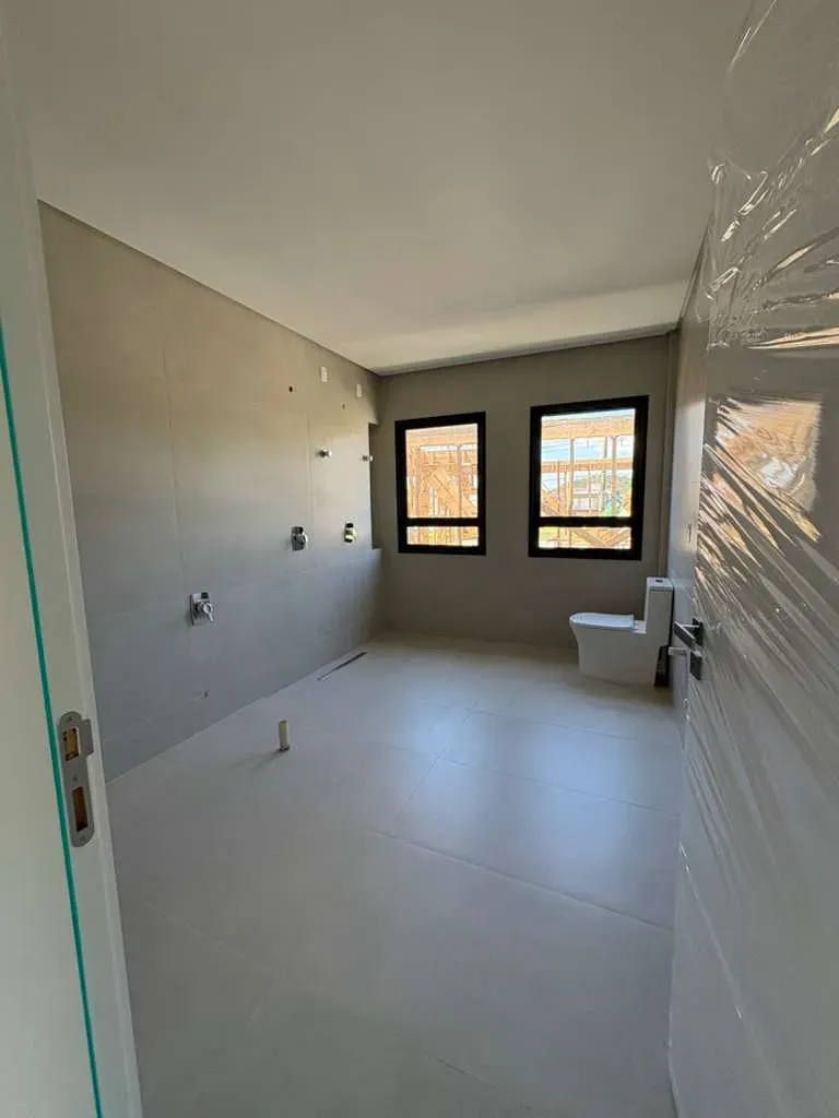 Casa alto padrão em condomínio fechado com 4 suítes e 4 vagas de garagem em Camboriú/SC