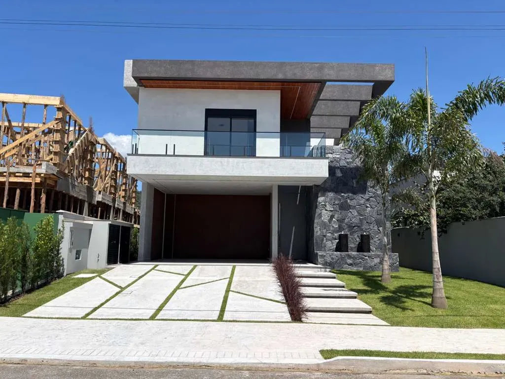 Casa alto padrão em condomínio fechado com 4 suítes e 4 vagas de garagem em Camboriú/SC