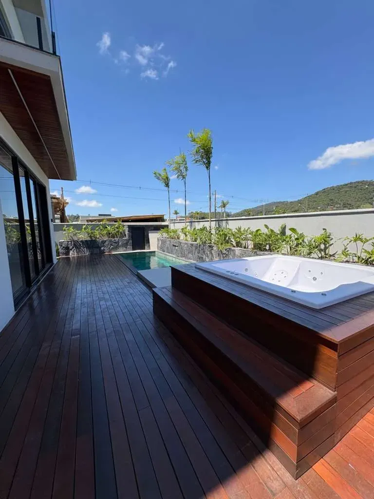 Casa alto padrão em condomínio fechado com 4 suítes e 4 vagas de garagem em Camboriú/SC