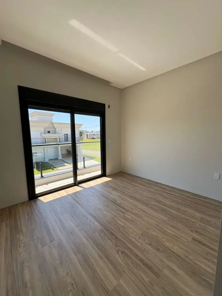 Casa alto padrão em condomínio fechado com 4 suítes e 4 vagas de garagem em Camboriú/SC