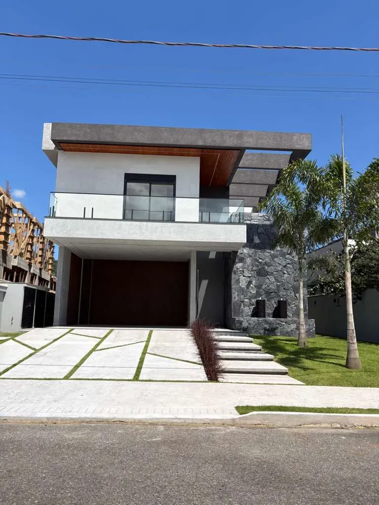 Casa alto padrão em condomínio fechado com 4 suítes e 4 vagas de garagem em Camboriú/SC