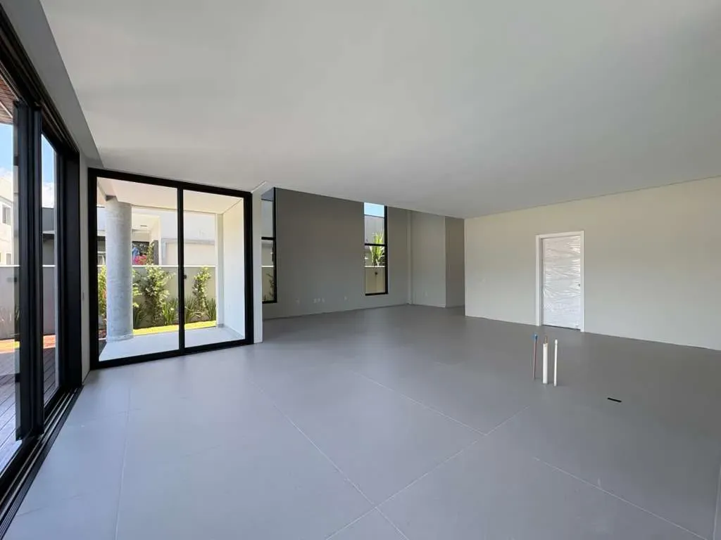 Casa alto padrão em condomínio fechado com 4 suítes e 4 vagas de garagem em Camboriú/SC