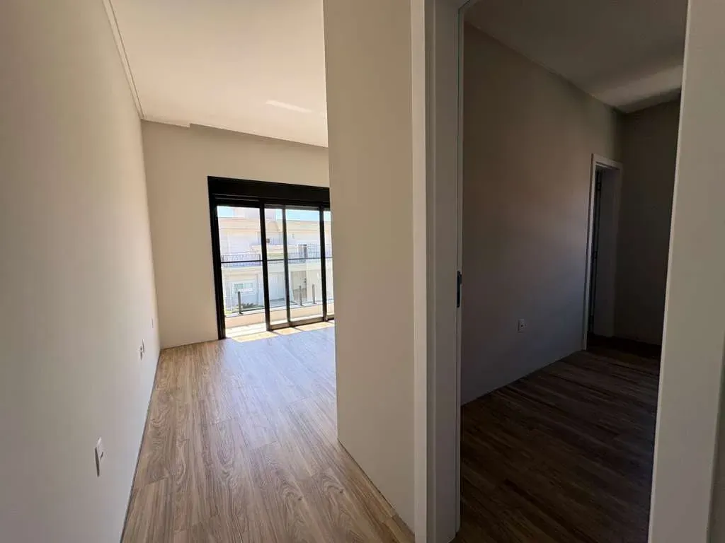 Casa alto padrão em condomínio fechado com 4 suítes e 4 vagas de garagem em Camboriú/SC