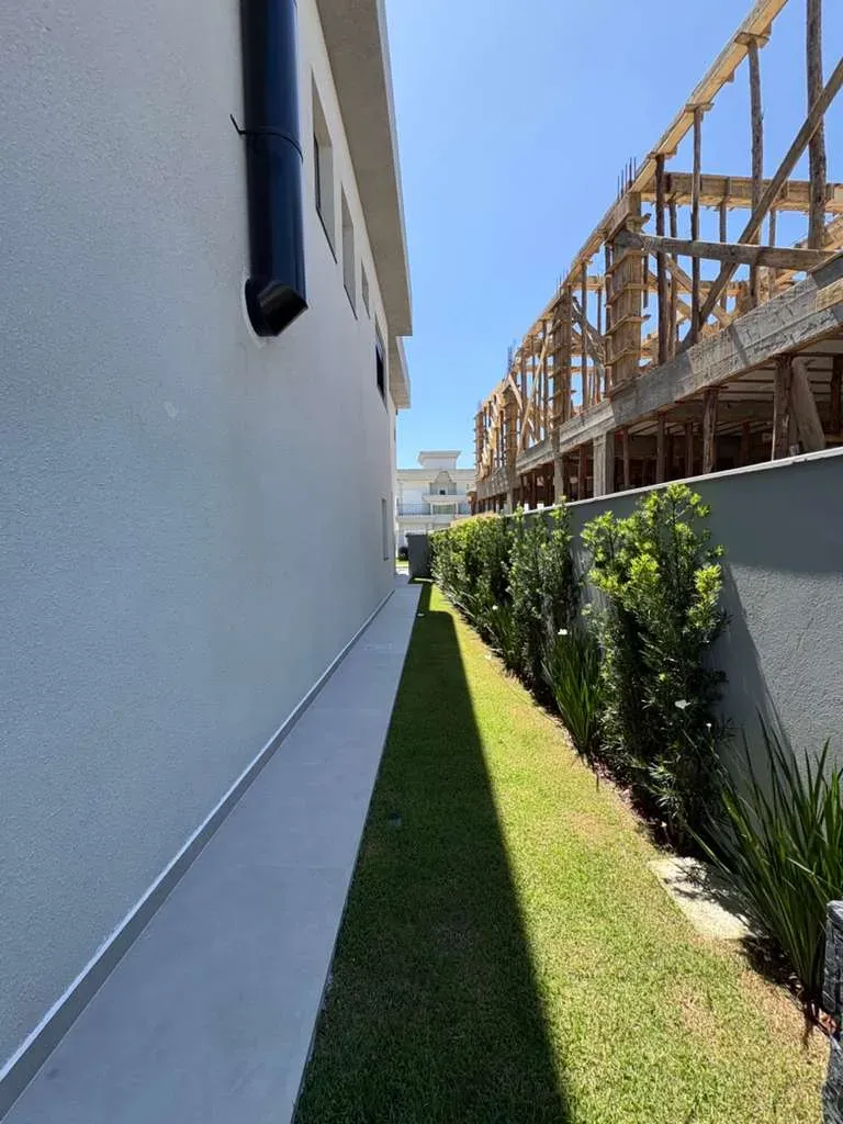 Casa alto padrão em condomínio fechado com 4 suítes e 4 vagas de garagem em Camboriú/SC