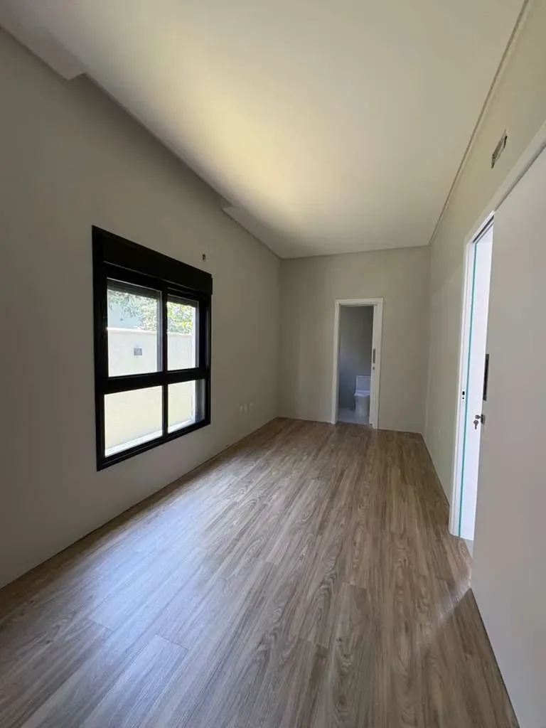 Casa alto padrão em condomínio fechado com 4 suítes e 4 vagas de garagem em Camboriú/SC