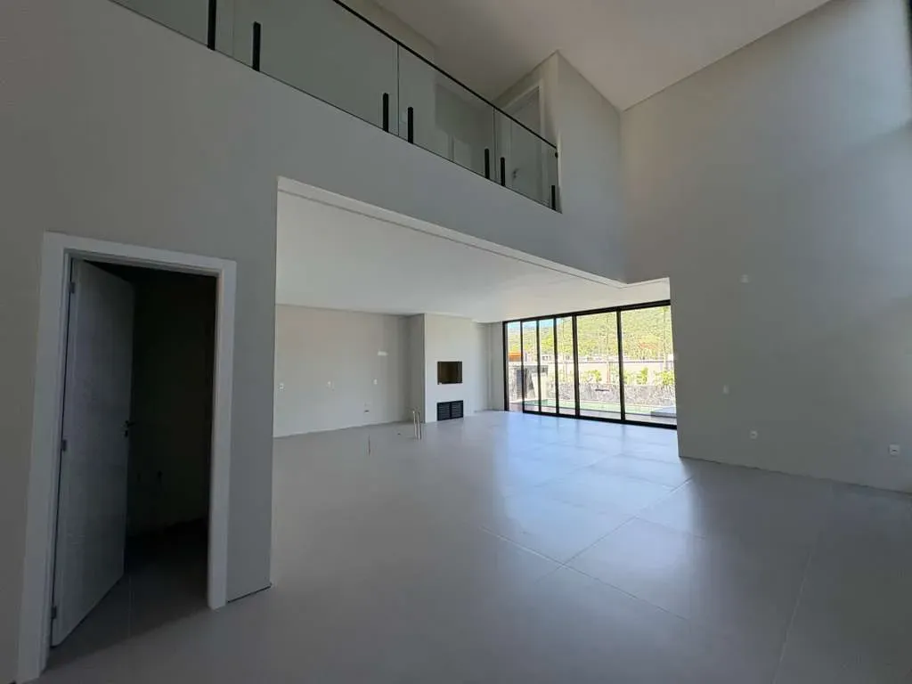 Casa alto padrão em condomínio fechado com 4 suítes e 4 vagas de garagem em Camboriú/SC