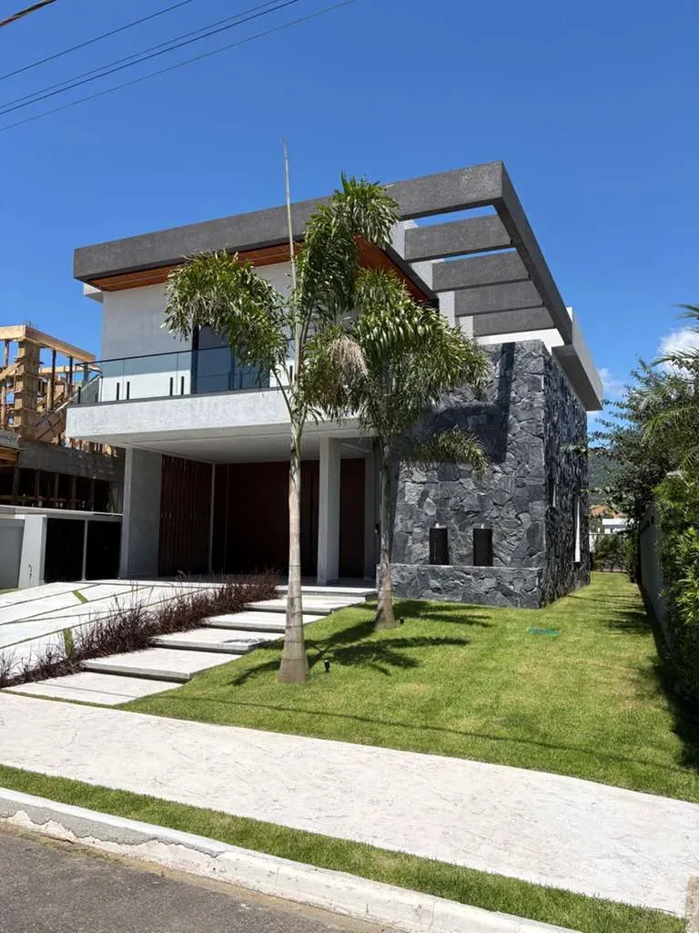 Casa alto padrão em condomínio fechado com 4 suítes e 4 vagas de garagem em Camboriú/SC