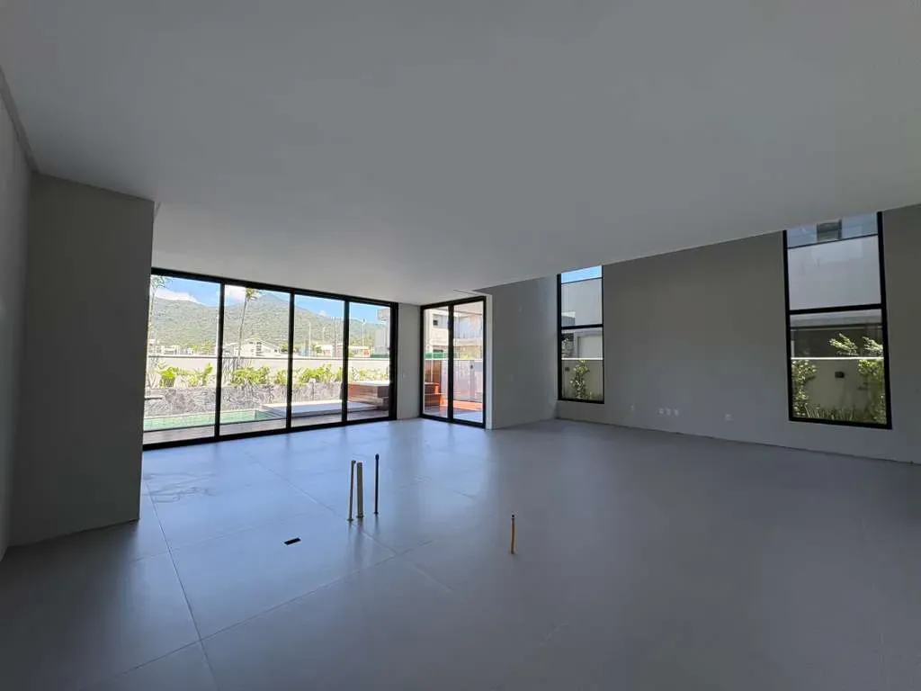 Casa alto padrão em condomínio fechado com 4 suítes e 4 vagas de garagem em Camboriú/SC