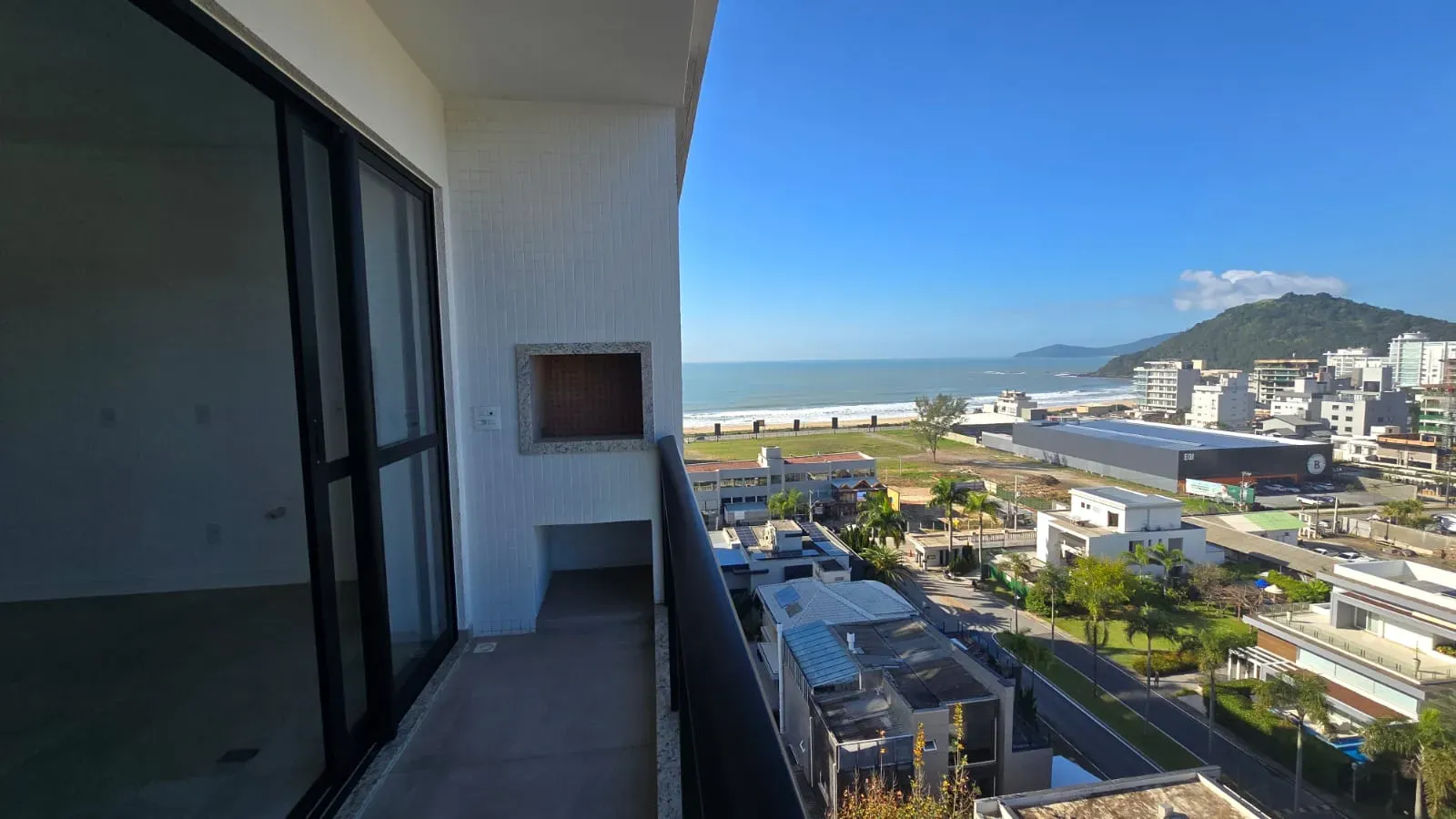 Apartamento vista mar com 3 suítes e 2 vagas de garagem na Praia Brava