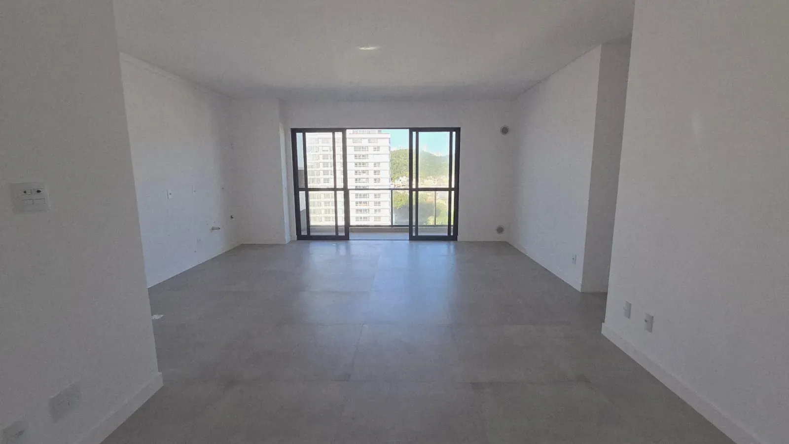 Apartamento vista mar com 3 suítes e 2 vagas de garagem na Praia Brava